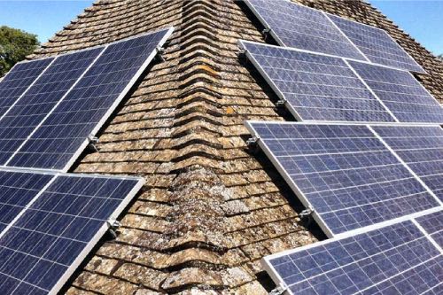 Kan man installera solceller på gammalt villatak?