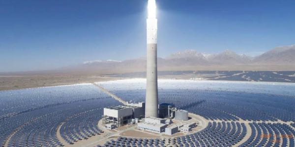 Kinas första solkraftverk på 100 MW slogs på